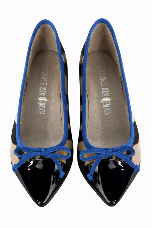 Gloss black and electric blue women's ballet pumps, with low heels. Pointed toe. Flat flare heels. Top view - Florence KOOIJMAN